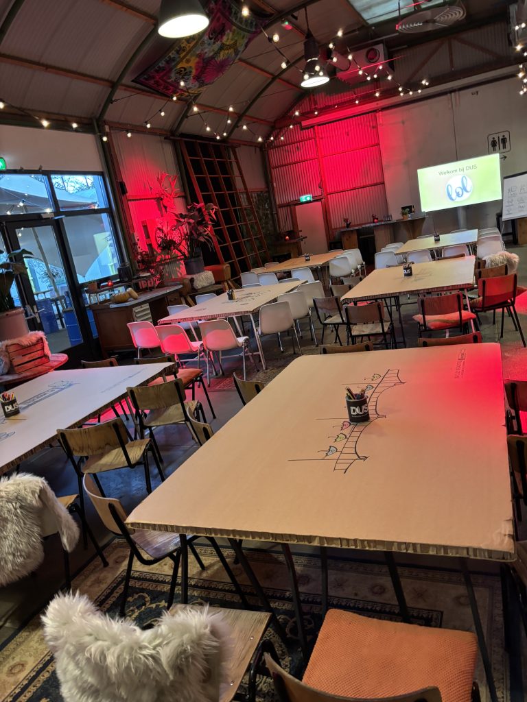 Voorbereiding van illustratietafels voor een creatieve event activatie door Studio Limón, klaar voor een interactieve workshop met live illustratie.