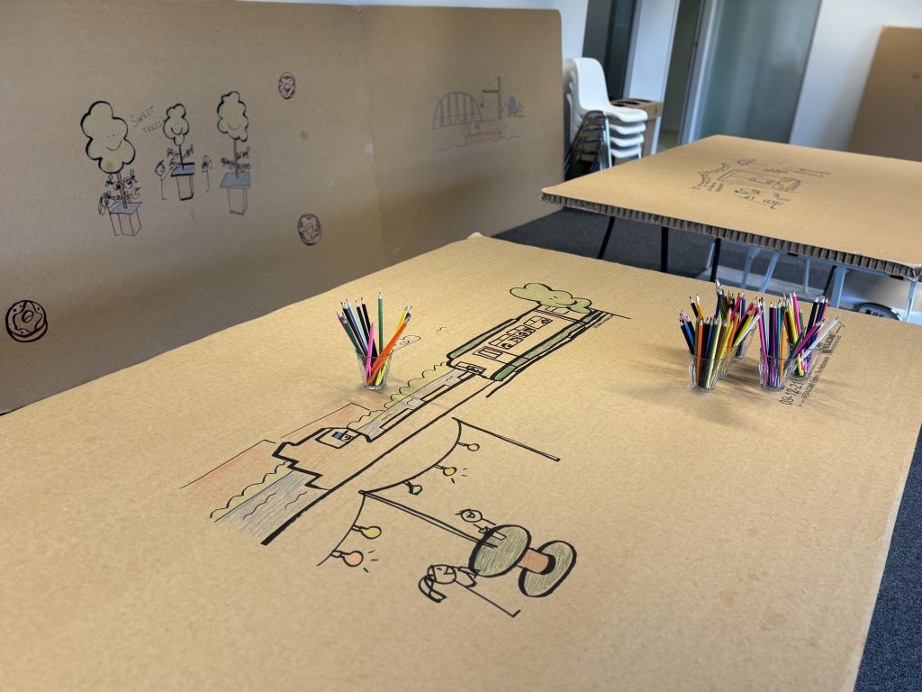 Illustratietafels met handgetekende ontwerpen en tekenmaterialen, voorbereid door Studio Limón voor een interactieve workshop en event activatie.