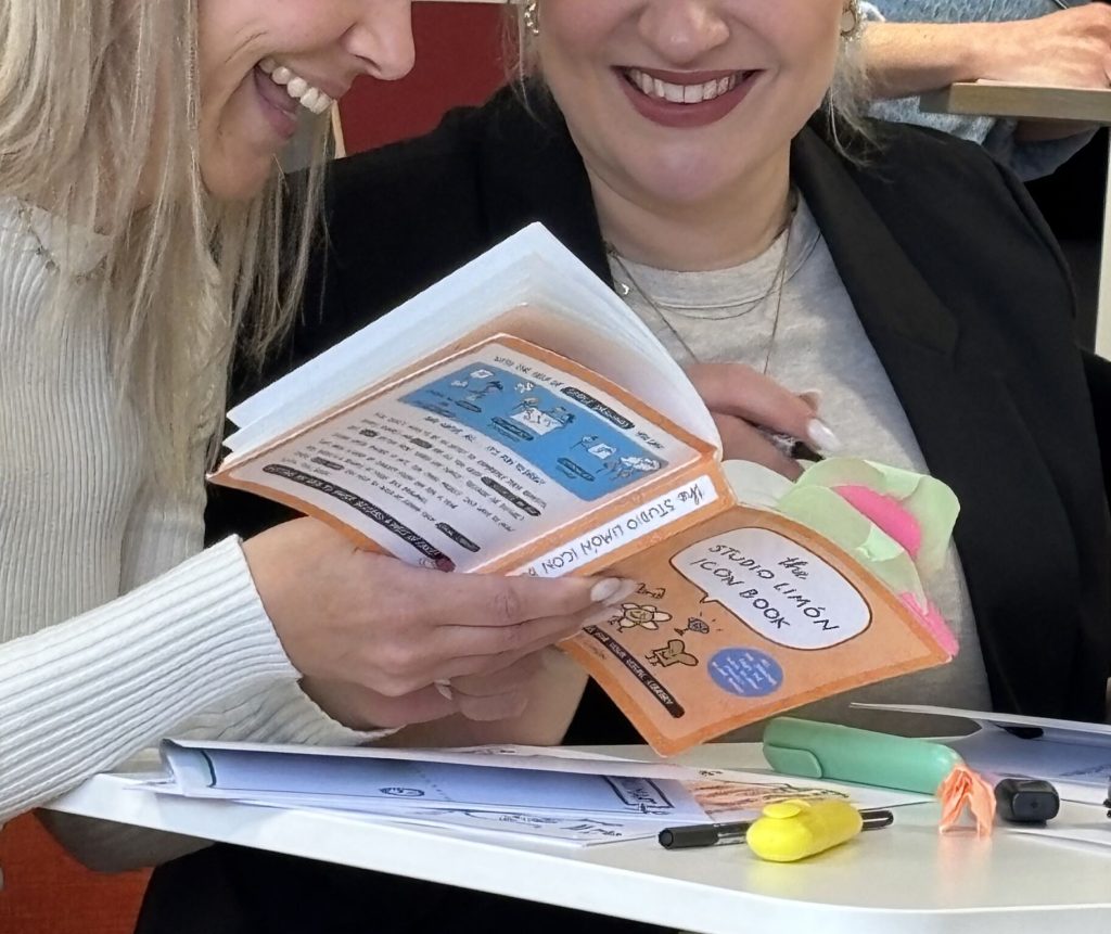 Mensen bladeren door het Studio Limón iconenboek tijdens een creatieve sessie