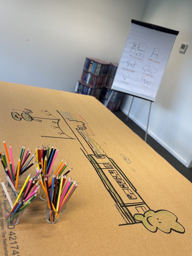 Voorbereide illustratietafel met tekenmaterialen voor een interactieve workshop en live illustratie-activatie van Studio Limón.