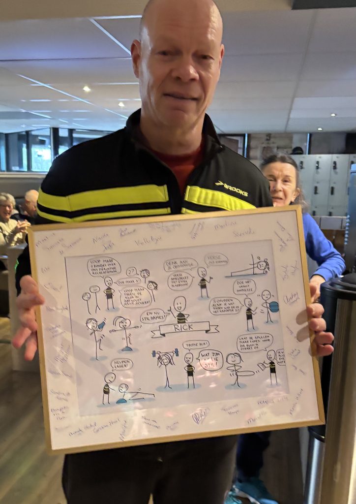 Getekend afscheidsverslag als persoonlijk afscheidscadeau voor trainer, illustratie op maat door Studio Limón