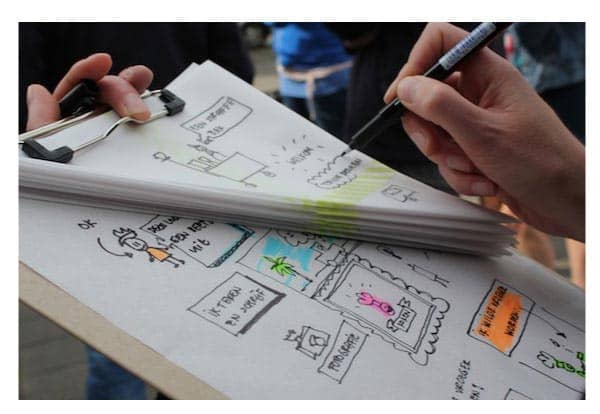 Live scribe maakt sketchnotes tijdens een bijeenkomst.