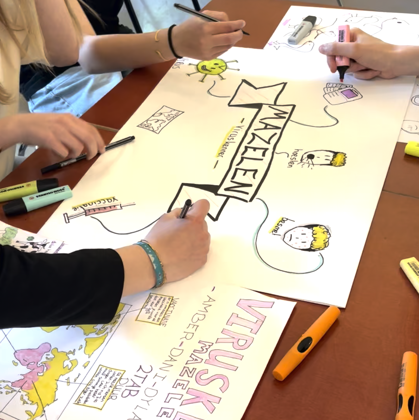 Leerlingen maken visuele pitch tijdens teken workshop Viruskener 2026