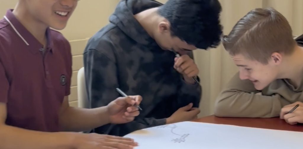 Leerlingen werken samen aan visuele pitch tijdens tekenworkshop Viruskener 2026