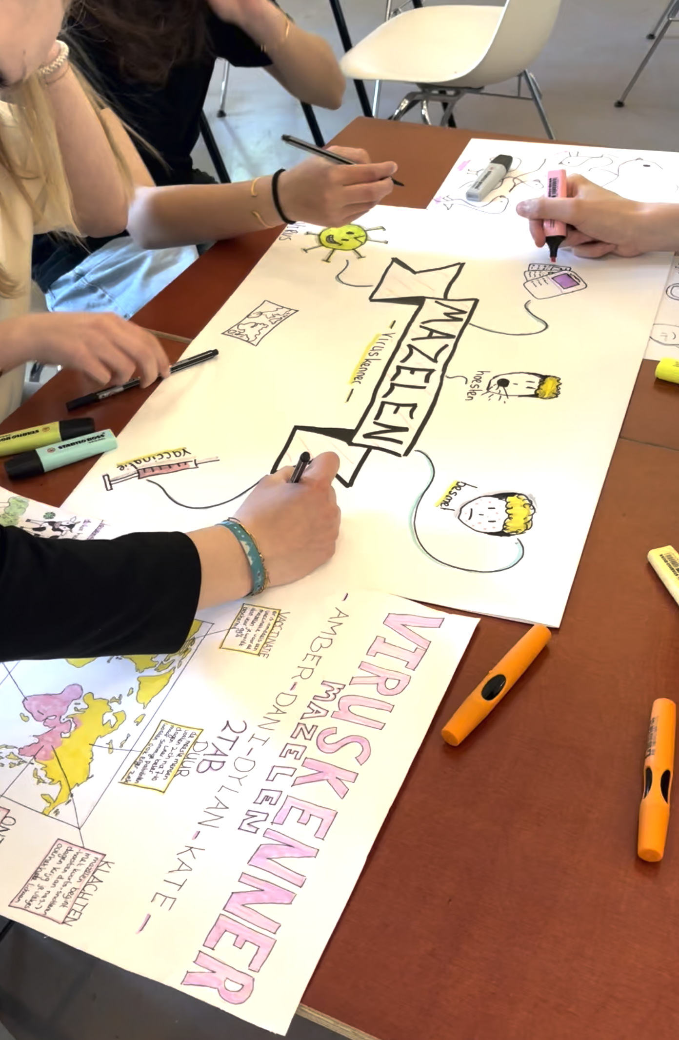 Leerlingen maken visuele pitch tijdens teken workshop Viruskener 2026