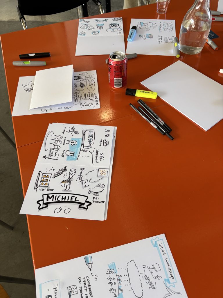 Tekenmaterialen en oefenbladen tijdens een workshop simpel leren tekenen