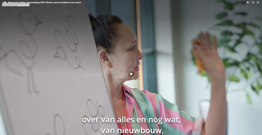 Francis Liem van Studio Limón geeft workshop zakelijk tekenen voor groep van 65 deelnemers