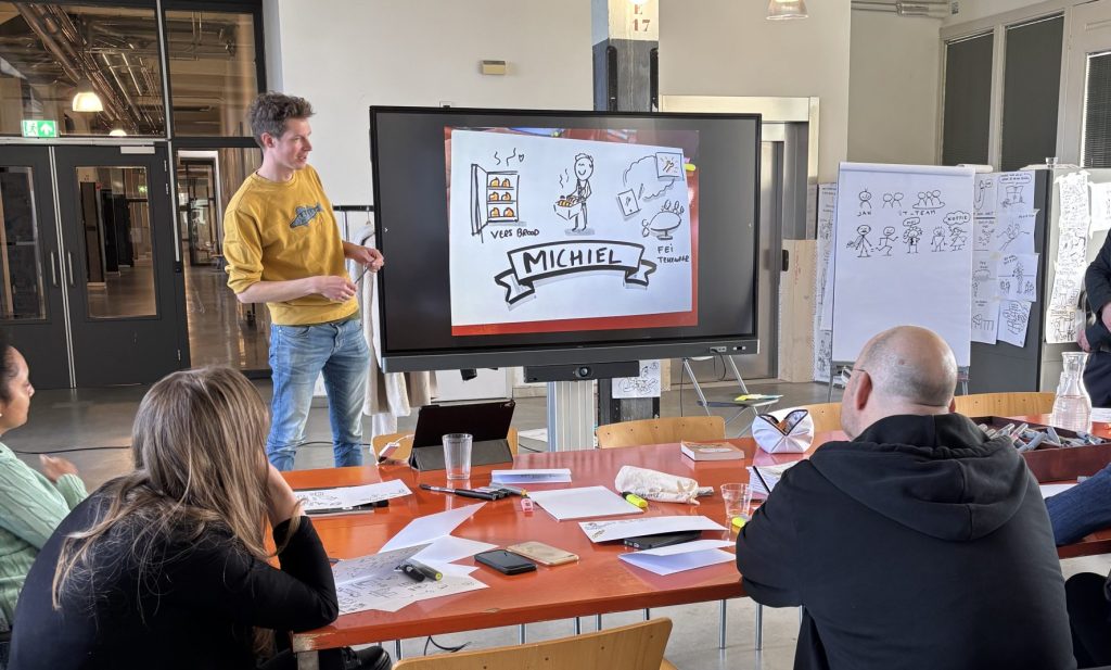 Deelnemers tijdens een workshop simpel tekenen voor beginners in Loods 6, Amsterdam