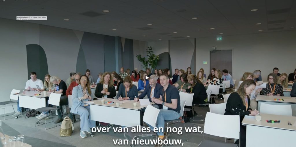Volle zaal met 65 deelnemers tijdens workshop zakelijk tekenen op de Aedes Corporatiedag 2026