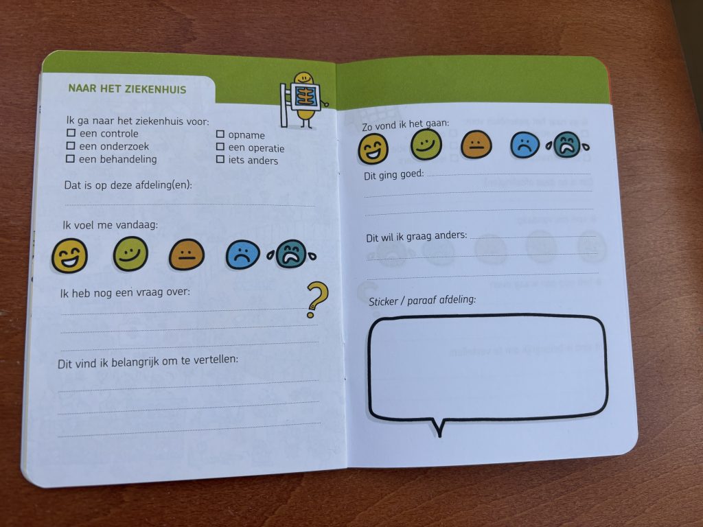 Pagina 'Naar het ziekenhuis' uit het kinderpaspoort met emoticons en checklist, illustratie Studio Limón